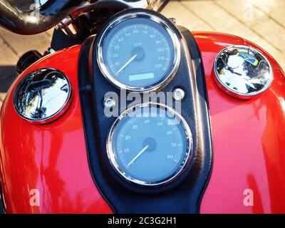 Tachimetro sul serbatoio rosso della vista dall'alto della motocicletta Foto Stock