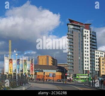 una vista del quartiere creativo di leeds, tratto da eastgate, che mostra il teatro dello yorkshire occidentale e l'edificio degli appartamenti dello skyline Foto Stock