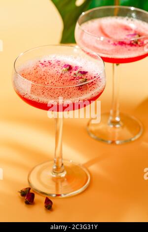 Cocktail rosa con lampone in bicchiere da bibita Foto Stock