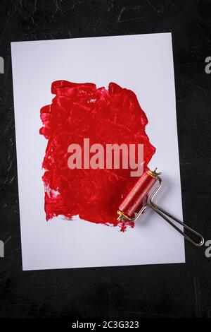 Sfondo rosso con un rullo, una trama astratta con copyspace Foto Stock