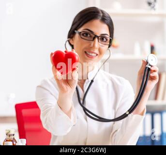 Giovane medico nel cuore il concetto di cura Foto Stock