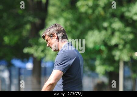 Lo Sportchef Oliver kreuzer KSC Karlsruher SC si sta allenando per la prossima partita di calcio di seconda lega contro Arminia Bielefeld Foto Stock