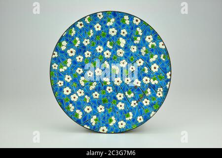 Piastra e vaso smaltati Longwy Faience. Esempi del XIX secolo di Emaux de Longwy. Foto Stock