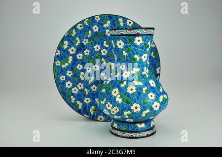 Piastra e vaso smaltati Longwy Faience. Esempi del XIX secolo di Emaux de Longwy. Foto Stock