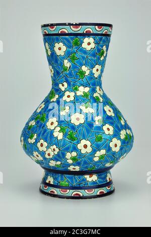 Piastra e vaso smaltati Longwy Faience. Esempi del XIX secolo di Emaux de Longwy. Foto Stock