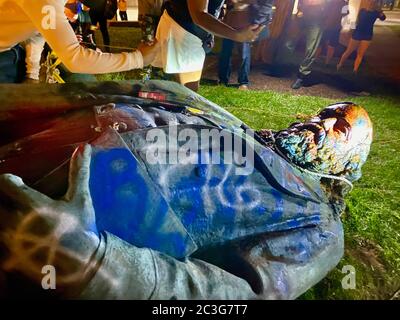 Washington, Distretto di Columbia, Stati Uniti. 20 Giugno 2020. La statua di Albert Pike l'unica statua confederata rimasta a Washington, DC, è stata rovesciata dai manifestanti Black Lives Matter intorno alle 11:00 pm vicino a Judiciary Square il giorno 17 giugno, una festa americana non ufficiale celebrata annualmente il 19 giugno che segna l'emancipazione degli schiavi negli Stati Uniti. Credit: Amy Katz/ZUMA Wire/Alamy Live News Foto Stock