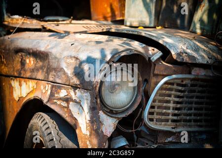 Vista in primo piano della vecchia auto arrugginita Foto Stock