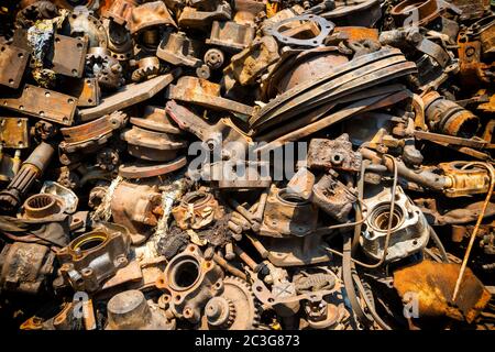 Vista closeup di pile di vecchi rottami di metallo arrugginito Foto Stock