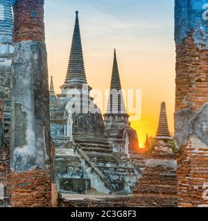 Tempio buddista Wat Phra si Sanphet ad Ayutthaya al tramonto Foto Stock