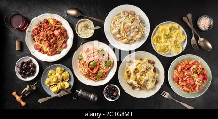 Pasta. Assortimento di piatti di pasta italiana, tra cui spaghetti bolognesi, penne con pollo, tortellini, ravioli e altri, cenere Foto Stock