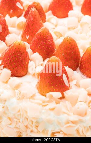 Dessert con torta alla vaniglia e fragola sulla parte superiore Foto Stock