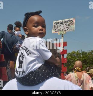 Centinaia di manifestanti si radunano vicino all’angolo di Martin Luther King Jr. E Obama Boulevards per celebrare Juneteous e protestare pacificamente per la mancanza di responsabilità della polizia, chiedere giustizia per le comunità locali, e porre fine al razzismo sistemico a Los Angeles venerdì 19 giugno 2020. Migliaia di persone hanno celebrato il giugno del XVII secolo a livello nazionale, una data che segna la fine della schiavitù negli Stati Uniti, che quest'anno ha assunto un significato aggiunto alla luce dei disordini civili che si sono intensificati dopo l'uccisione della polizia di Geiger Floyd quasi un mese fa. Foto di Jim Ruymen/UPI Foto Stock