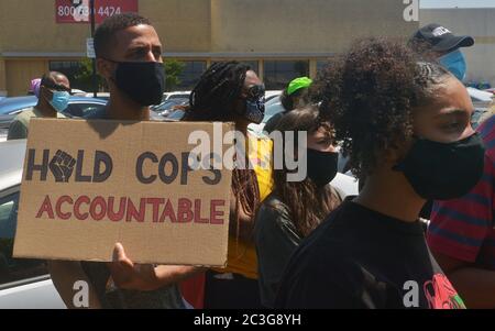 Centinaia di manifestanti si radunano vicino all’angolo di Martin Luther King Jr. E Obama Boulevards per celebrare Juneteous e protestare pacificamente per la mancanza di responsabilità della polizia, chiedere giustizia per le comunità locali, e porre fine al razzismo sistemico a Los Angeles venerdì 19 giugno 2020. Migliaia di persone hanno celebrato il giugno del XVII secolo a livello nazionale, una data che segna la fine della schiavitù negli Stati Uniti, che quest'anno ha assunto un significato aggiunto alla luce dei disordini civili che si sono intensificati dopo l'uccisione della polizia di Geiger Floyd quasi un mese fa. Foto di Jim Ruymen/UPI Foto Stock