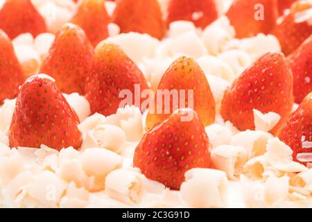 Dessert con torta alla vaniglia e fragola sulla parte superiore Foto Stock