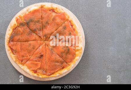 pizza al salmone affumicata Foto Stock