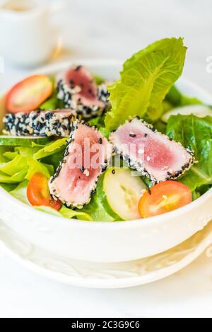 Tonno grigliato insalata in ciotola bianco - cibo sano Foto Stock