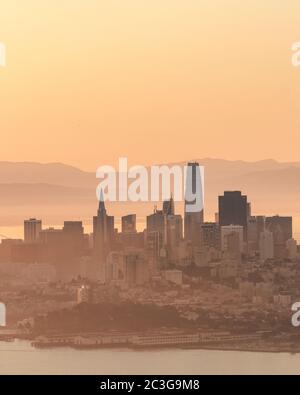 San Francisco crogiolarsi alla luce di un'alba dorata Foto Stock