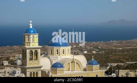 FIRA, GRECIA-SETTEMBRE, 8, 2016: blu chiesa a cupola a Fira di Santorini Foto Stock