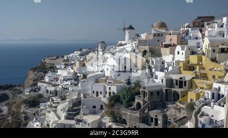 Giorno ampio riprese di case e mulini a vento a Oia - Santorini Foto Stock