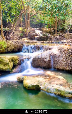 Cascate di cascata tropicale nella foresta selvaggia giungla Foto Stock