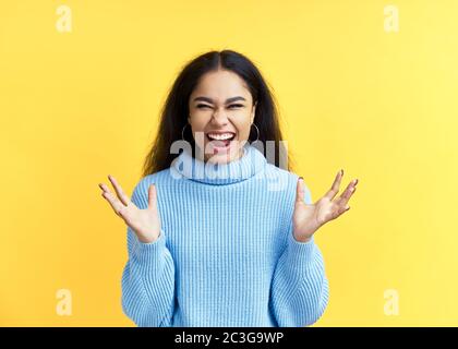 Felice eccitato donna nera celebrare il successo isolato su sfondo giallo Foto Stock