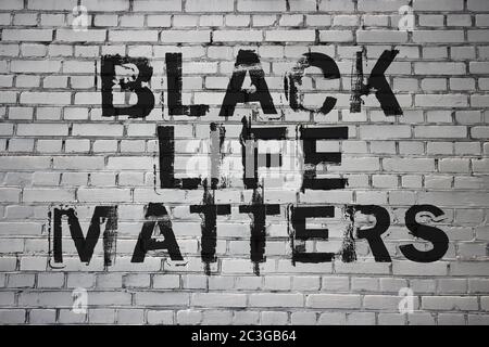 Il nero vive le parole su muro di mattoni. Fermare il razzismo sociale blm concetto Foto Stock