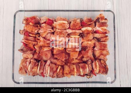 carne cruda su spiedini pronti per la cottura alla griglia Foto Stock