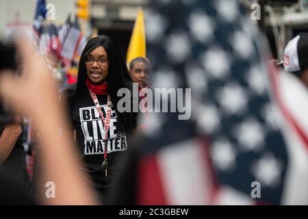 Tulsa, Oklahoma, Stati Uniti. 19 giugno 2020. Una donna si è addetta a un sostenitore di una tromba nel centro di Tulsa. Credit: Tyler Tomasello/ZUMA Wire/Alamy Live News Foto Stock