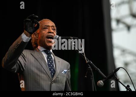 Tulsa, Oklahoma, Stati Uniti. 19 giugno 2020. Il Rev. Al Sharpton parla con passione alla grande folla alla celebrazione della Giunetesima di Tulsa. Credit: Tyler Tomasello/ZUMA Wire/Alamy Live News Foto Stock