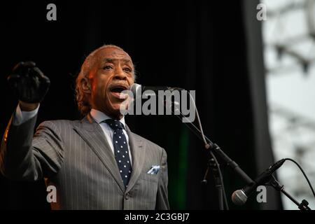 Tulsa, Oklahoma, Stati Uniti. 19 giugno 2020. Il Rev. Al Sharpton parla con passione alla grande folla alla celebrazione della Giunetesima di Tulsa. Credit: Tyler Tomasello/ZUMA Wire/Alamy Live News Foto Stock