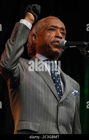 Tulsa, Oklahoma, Stati Uniti. 19 giugno 2020. Il Rev. Al Sharpton parla con passione alla grande folla alla celebrazione della Giunetesima di Tulsa. Credit: Tyler Tomasello/ZUMA Wire/Alamy Live News Foto Stock