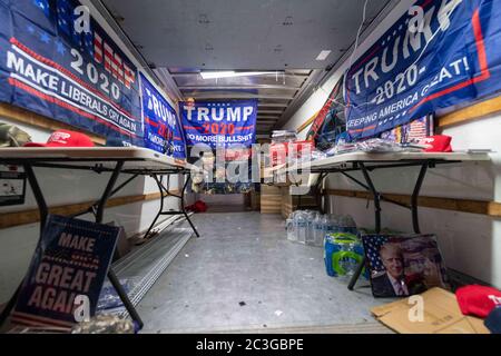 Tulsa, Oklahoma, Stati Uniti. 19 giugno 2020. Un trailer un tempo pieno di merchindise Trump è diventato molto vuoto entro la fine della giornata. Credit: Tyler Tomasello/ZUMA Wire/Alamy Live News Foto Stock