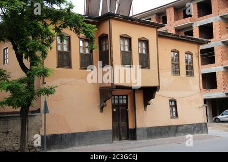 Una casa tradizionale a Konya. La casa è stata costruita in mattoni di fango alla fine del 20 ° secolo. Le tradizionali case Konya consistono solitamente in due piani. Foto Stock
