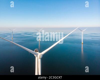 Turbina eolica da vista aerea, drone vista al parco eolico Westermeerdijk una fattoria mulino a vento nel lago Ijsselmeer il più grande del N Foto Stock