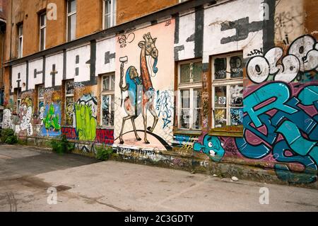 Arte di strada a Metelkova Mesto, centro culturale alternativo in una ex caserma militare, Lubiana, Slovenia Foto Stock