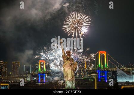 Vista notturna e fuochi d'artificio a Tokyo (fuochi d'artificio Odaiba Rainbow 2019) Foto Stock