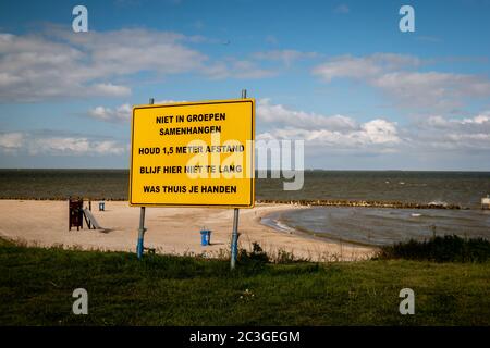 Urk Paesi Bassi maggio 122020, strade vuote durante l'epidemia di Corona virus covid 19 con segnali di avvertimento per mantenere la distanza sulla h Foto Stock