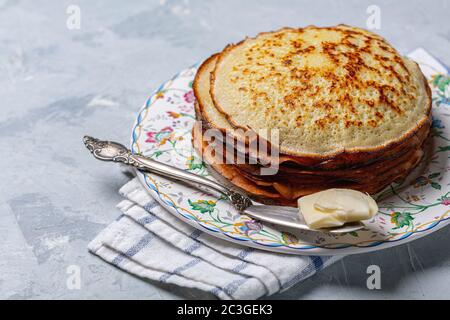 Frittelle di frumento con burro. Foto Stock