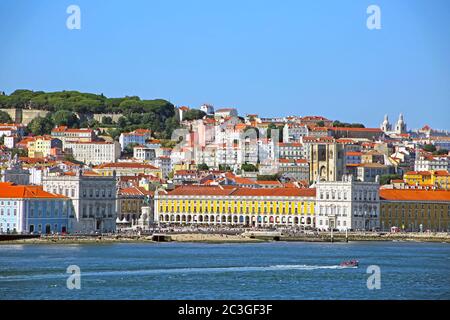 Edifici multicolore della città vecchia di Lisbona. Castello di São Jorge sopra la città e piazza Praça do Comércio in primo piano, Portogallo. Foto Stock