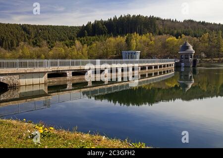 Alla diga della diga di Lister, Attendorn, Sauerland, Nord Reno-Westfalia, Germania, Europa Foto Stock