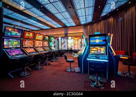 Nuove slot machine nel casinò. Slot moderni nella sala casinò. Foto Stock