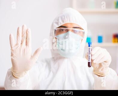 Bel giovane assistente di laboratorio test di campioni di sangue in ospedale Foto Stock