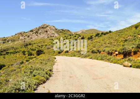 Le montagne dell'isola di Creta e la strada tortuosa. Strada asfaltata in un paesaggio naturale. Foto Stock
