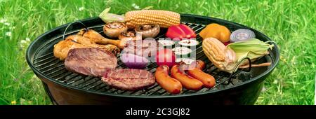 Barbecue panorama. Carne alla griglia, salsicce, pollo, verdure, con erba verde sullo sfondo Foto Stock