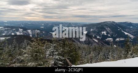 Panorama invernale di montagna con il bacino idrico di Sance e molte colline innevate dal sentiero escursionistico vicino a cima collina di Lysa Hora a Moravskoslezske Beskydy Foto Stock