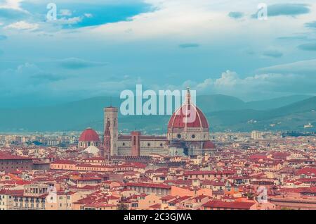 Vista sui tetti rossi di Firenze con Cattedrale di Santa Maria del Fiore al centro. Italia