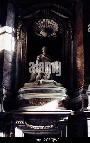 Statua di Karl Bourbon, opera di Tommaso Solari nella reggia di Caserta, Italia Foto Stock