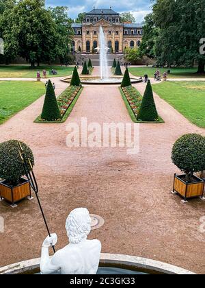 Oasi verde nel cuore della città - Palazzo giardino nella città barocca di Fulda, Germania Foto Stock