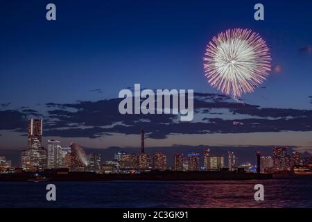 Yokohama Minato Mirai di notte e fuochi d'artificio Foto Stock