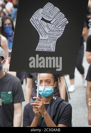 Vancouver, Canada. 19 giugno 2020. Un partecipante ha un cartello durante la Giunettesima marcia della libertà a Vancouver, British Columbia, Canada, 19 giugno 2020. Credit: Liang Sen/Xinhua/Alamy Live News Foto Stock